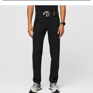 Men’s FIGS scrub cargo pants- medium with short leg